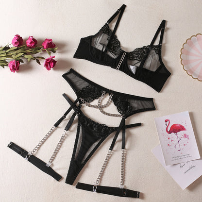 Vierteiliges sexy Dessous-Set mit bestickter Metallkette und Beinwickel